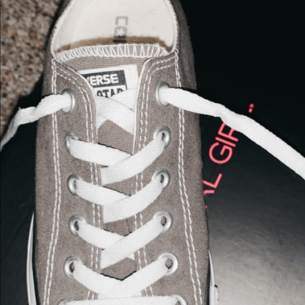 women’s grey converse